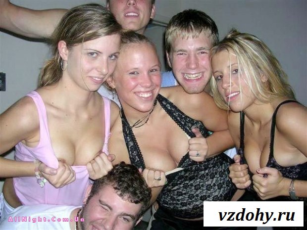 Случайные засветы девушек на вечеринках (43 фотографии)