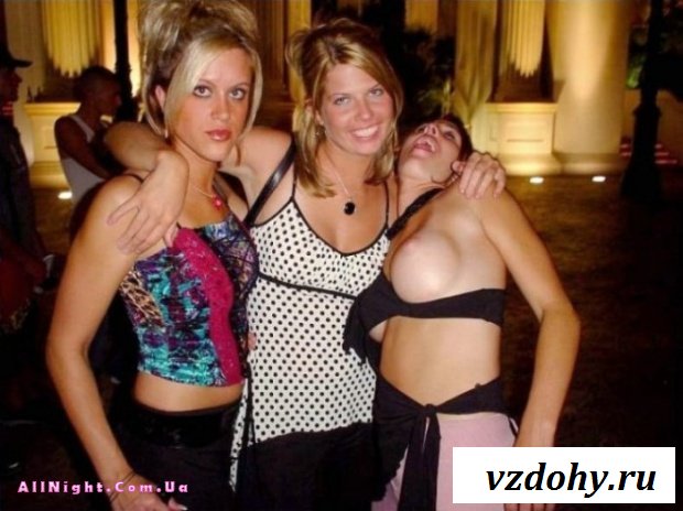Случайные засветы девушек на вечеринках (43 фотографии)