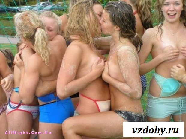 Девчонки кривляются и позируют на камеру (17 фотографий)