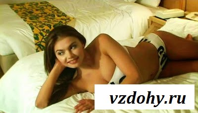 Алина Кабаева в короне и с выглядывающими грудями 