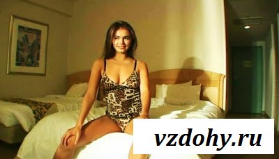 Алина Кабаева в короне и с выглядывающими грудями 