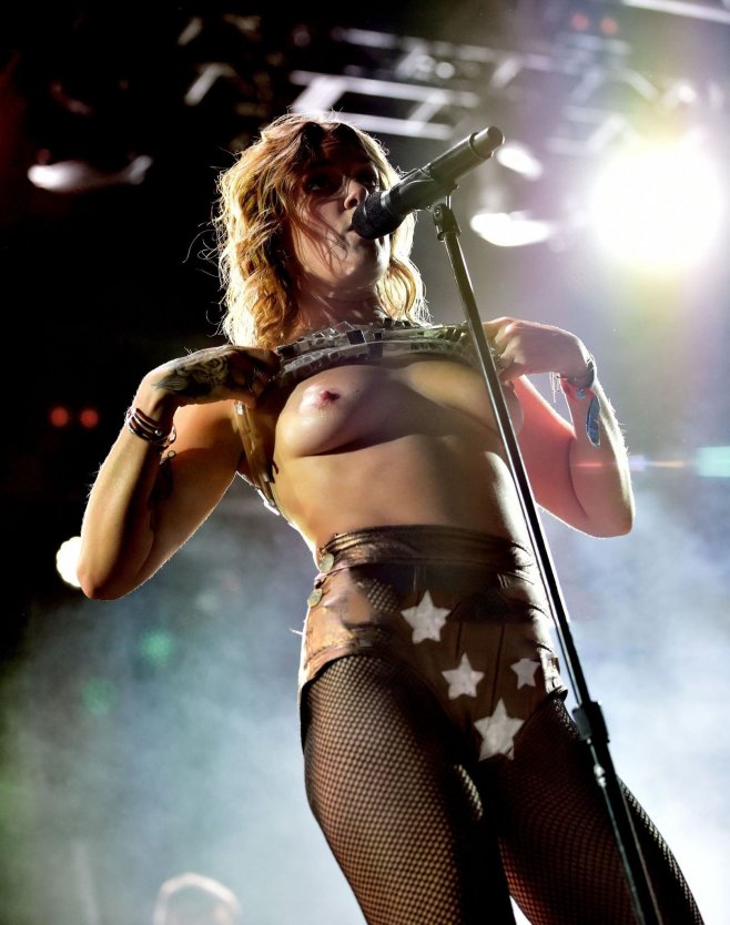Tove lo показала
