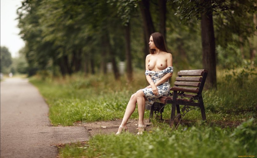 Брюнетка голышом в парке
