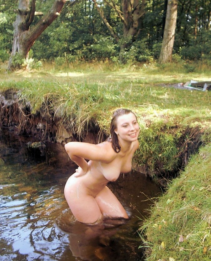 Девушка в пруду голышом