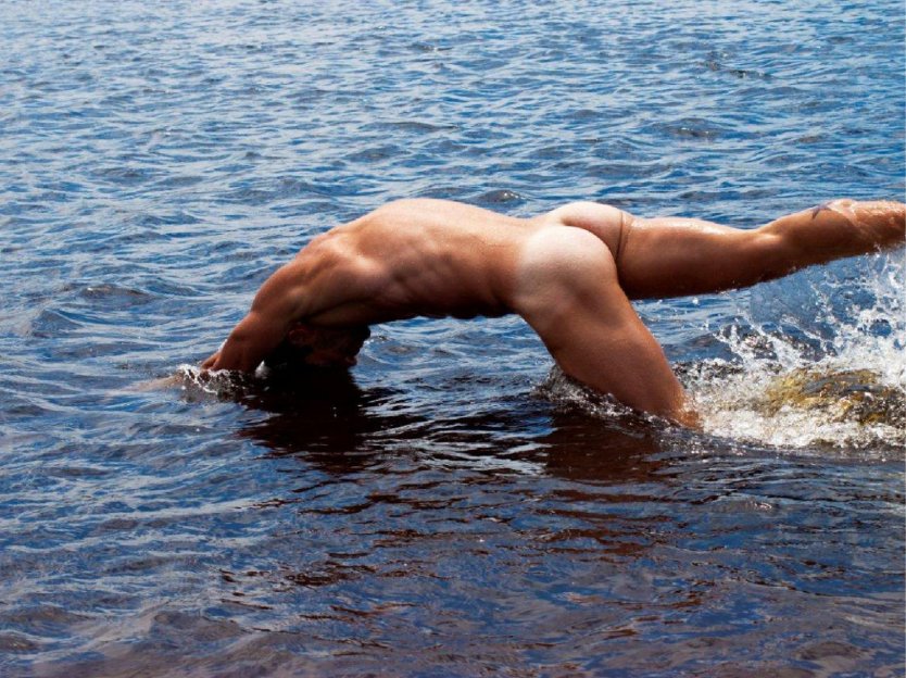 Мужчины голышом в воде