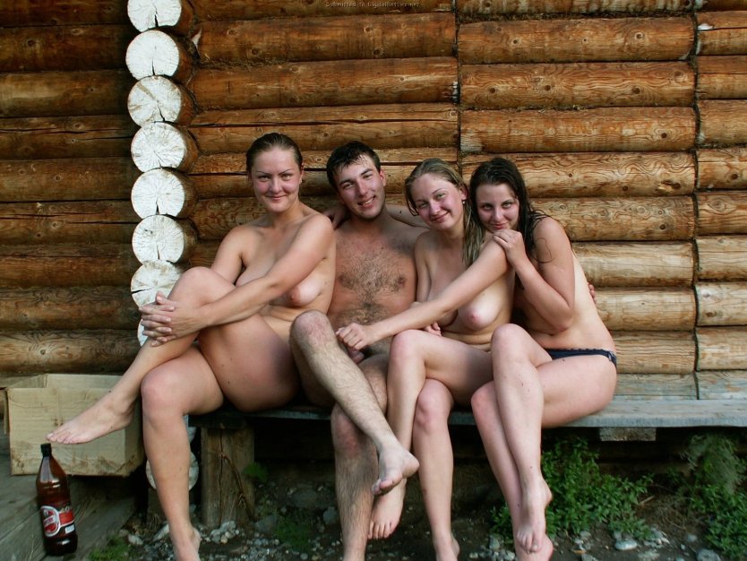 Голые мужчины и женщины в бане