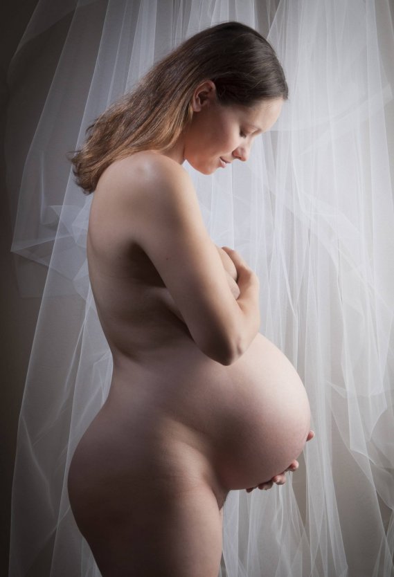 Голая беременная женщина