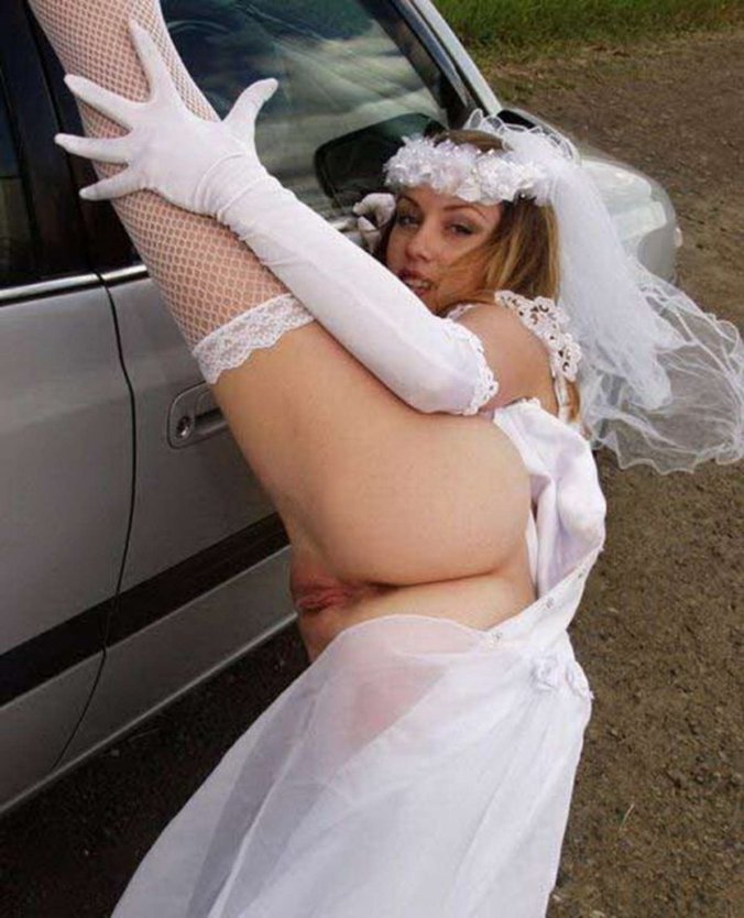 Little Caprice в свадебном платье nude