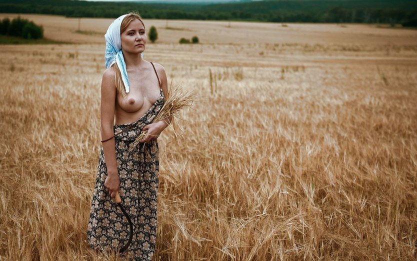 Пышногрудая девушка на сеновале