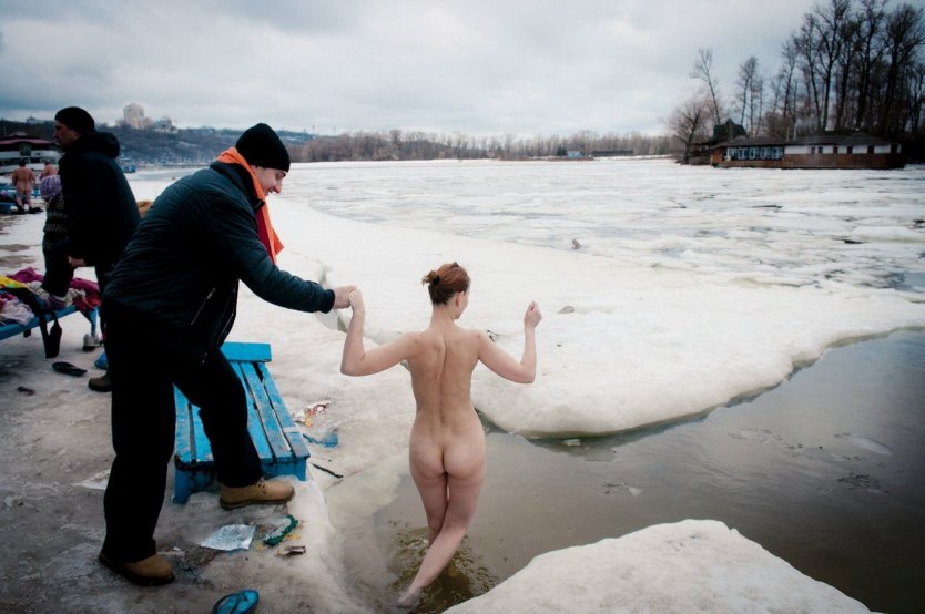Купание на крещение голышом