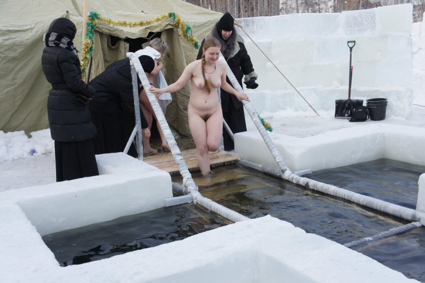Голые женщины купаются в проруби