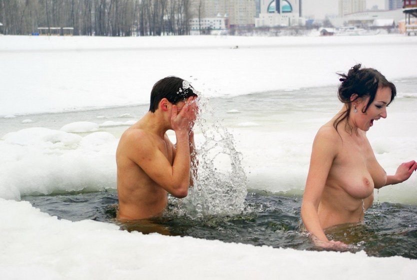 Голые купаются в проруби