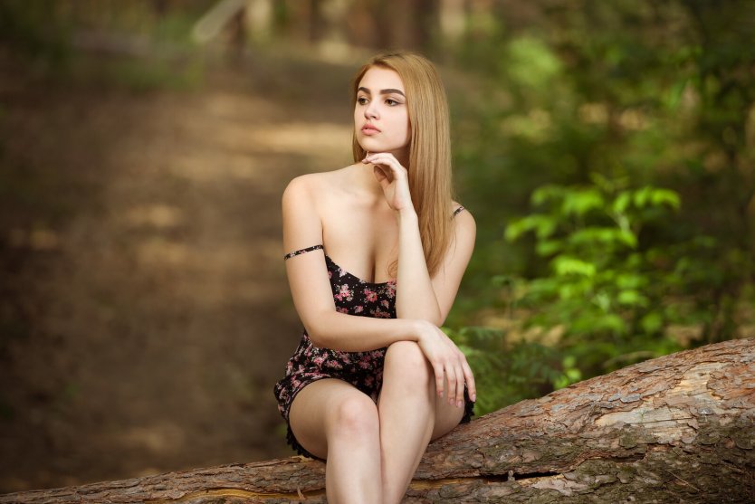 Женское тело на черном фоне