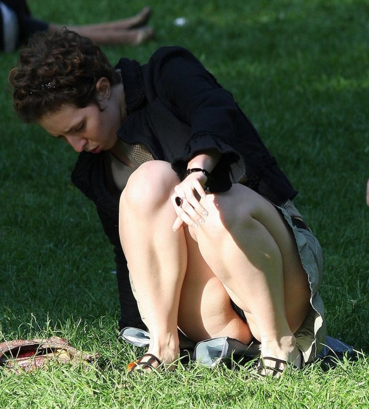 Без трусов под юбкой подсмотренное