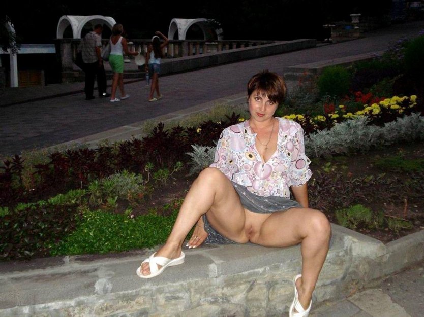 Эксгибиционистка зрелая на природе
