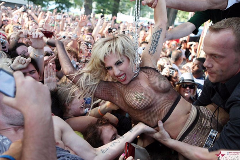 Леди Гага на фестивале Lollapalooza 2010