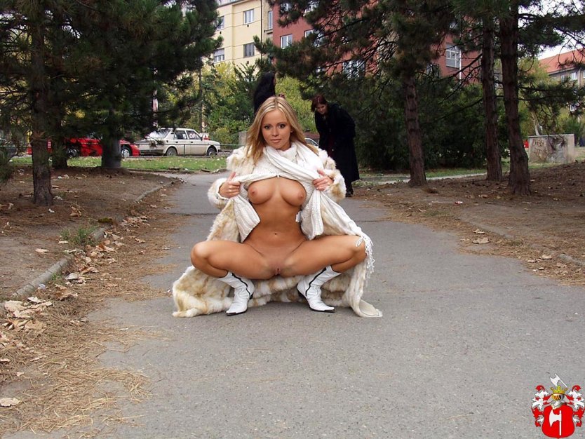 Голые женщины на улице ххх