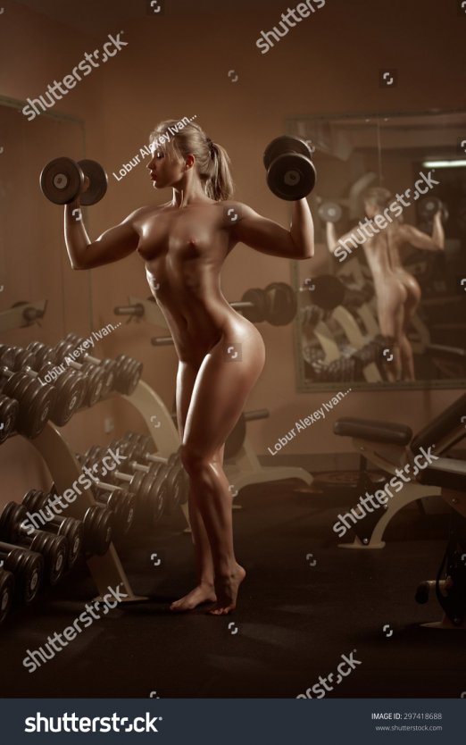 Девушки ню в фитнес зале