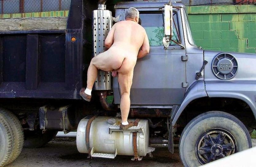 Голые женщины в фургоне