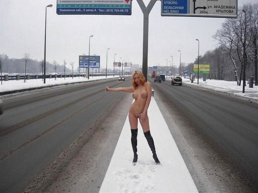 Голые девки зимой на дороге