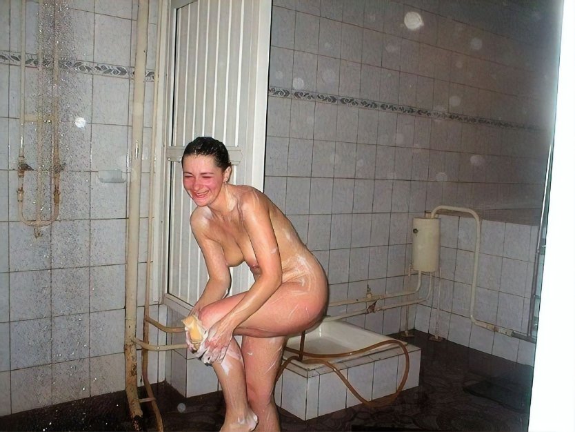 Голые люди в общественной бане