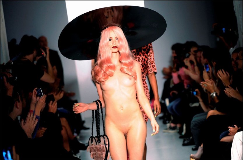 Микаэла Шефер на сцене голышом