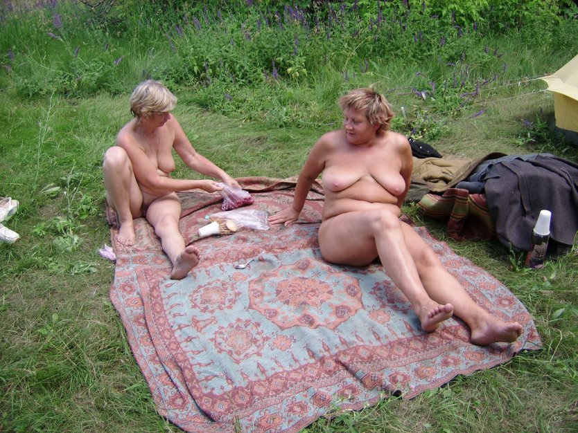 Пожилые нудистки на природе