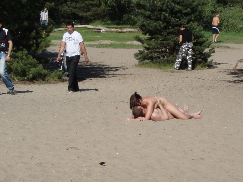 Нудистки на пляже в Серебряном Бору