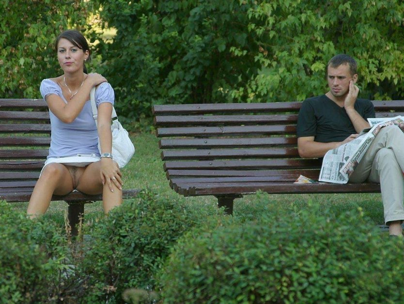 Женщина на скамейке без трусов