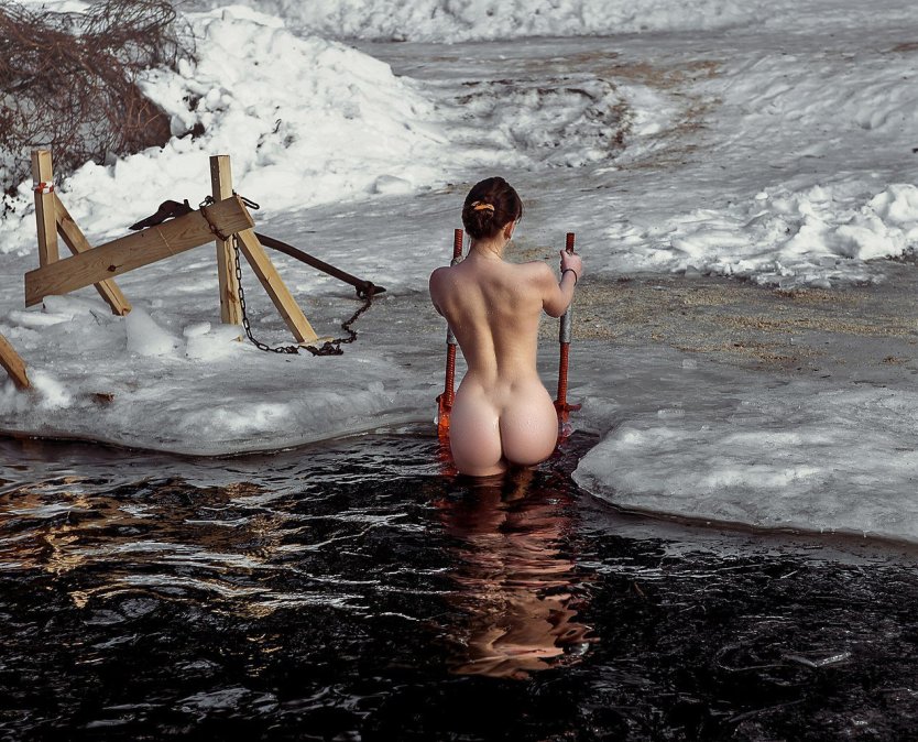 Голые женщины купаются в проруби
