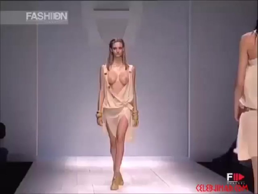 Модный показ с голой грудью