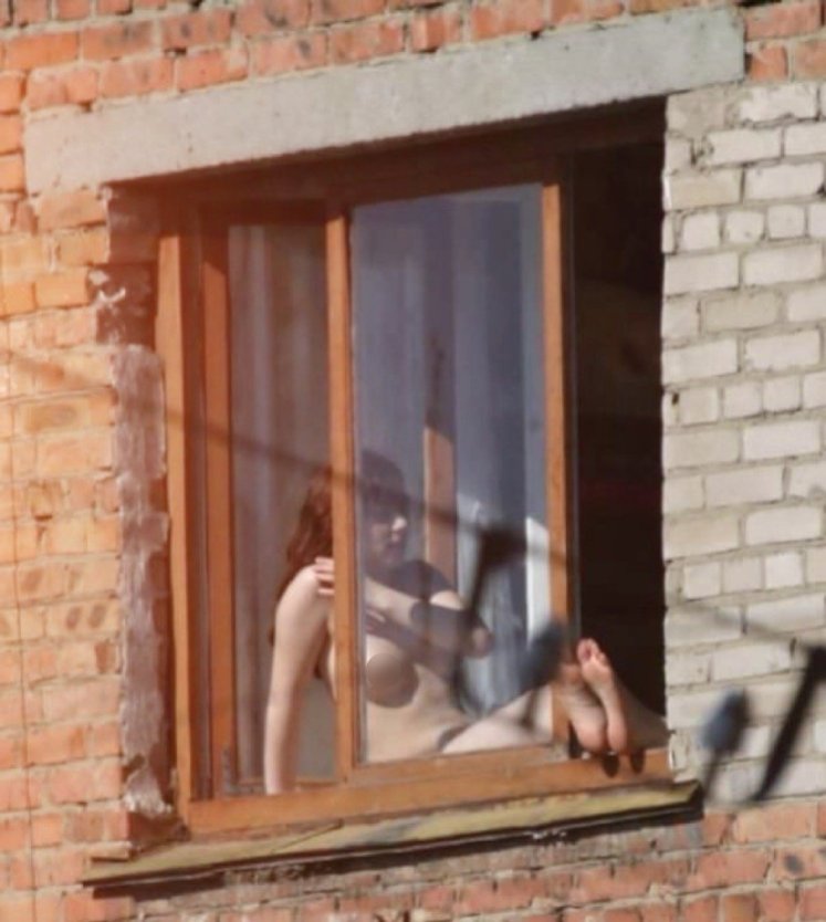 Подглядывание в окна голые