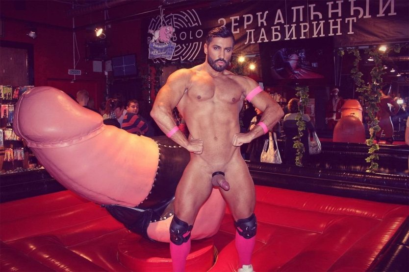 Мужской стриптиз без трусов