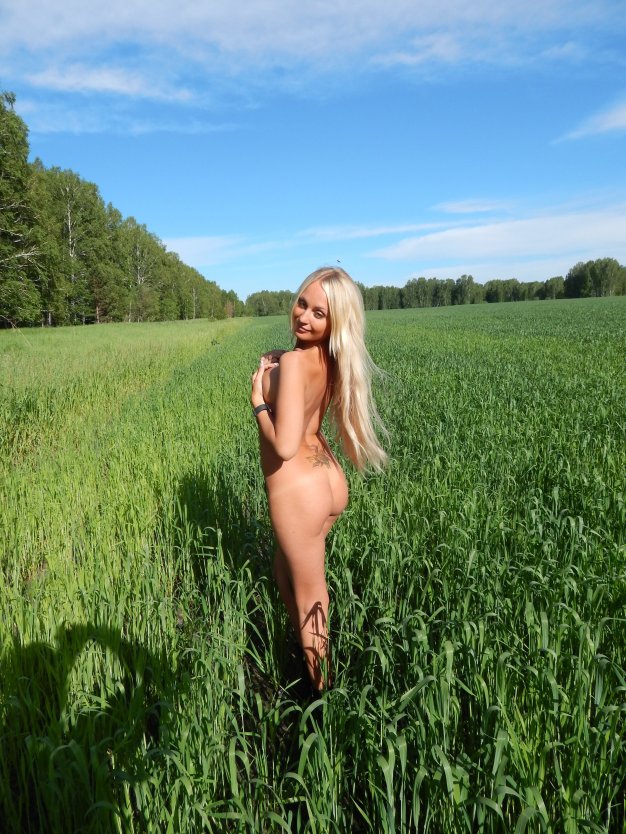 Фотосессия ню блондинки