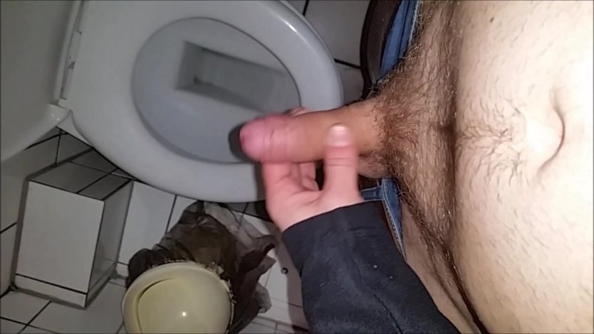 Дрочка мужиков в туалете