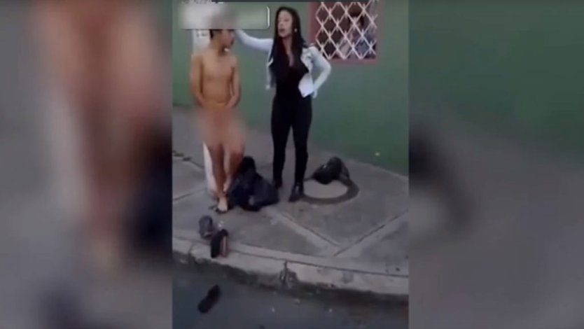 Принудительное раздевание девушек на улице