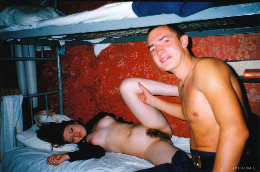 Голые пьяные девки в общаге