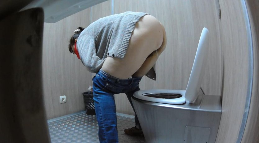Женщины в туалете вид сверху