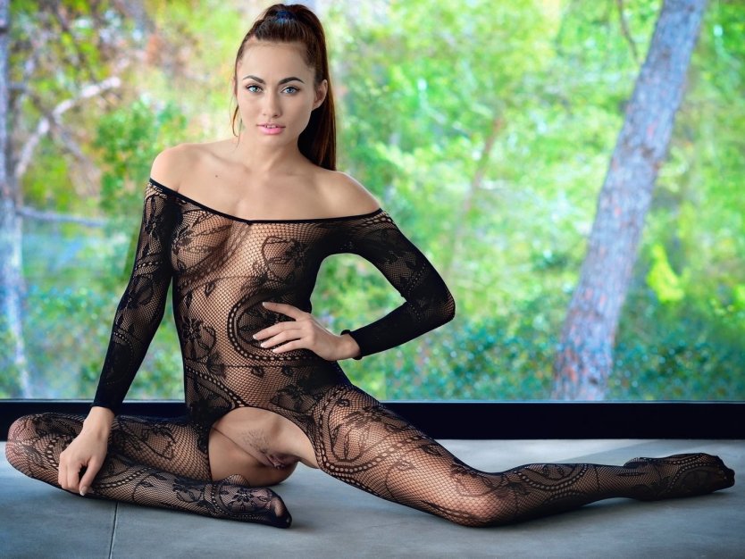 Девушки в боди без трусов