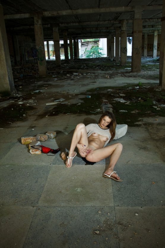 Фотосессия ню в заброшенном доме