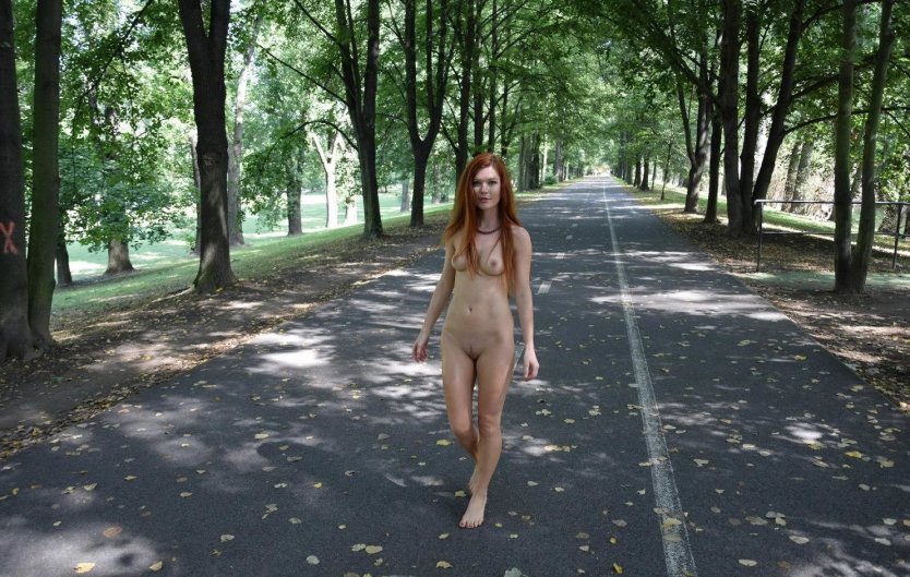 Дженни Смит гуляет голой