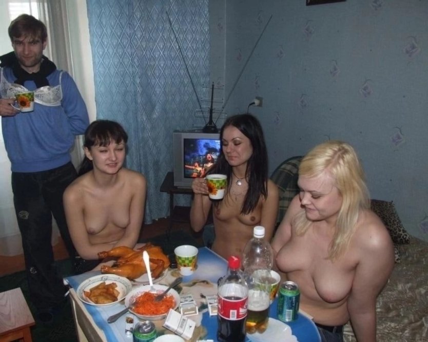 Пьяные голые студентки в общаге