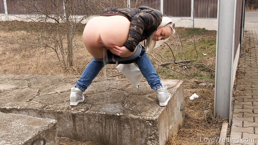 Девушка какает в парке