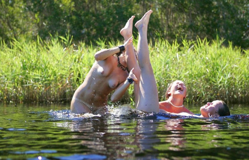 Девушки купаются в реке голышом